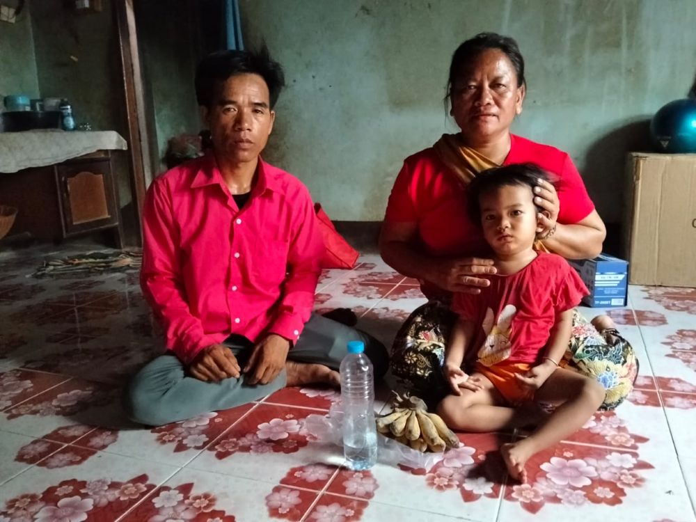 Yeaun and Vanhdee with their youngest daughter.