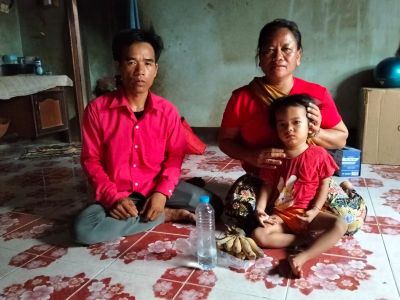 Yeaun and Vanhdee with their youngest daughter.