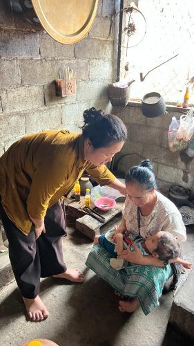 A front-line worker prays over Peng.