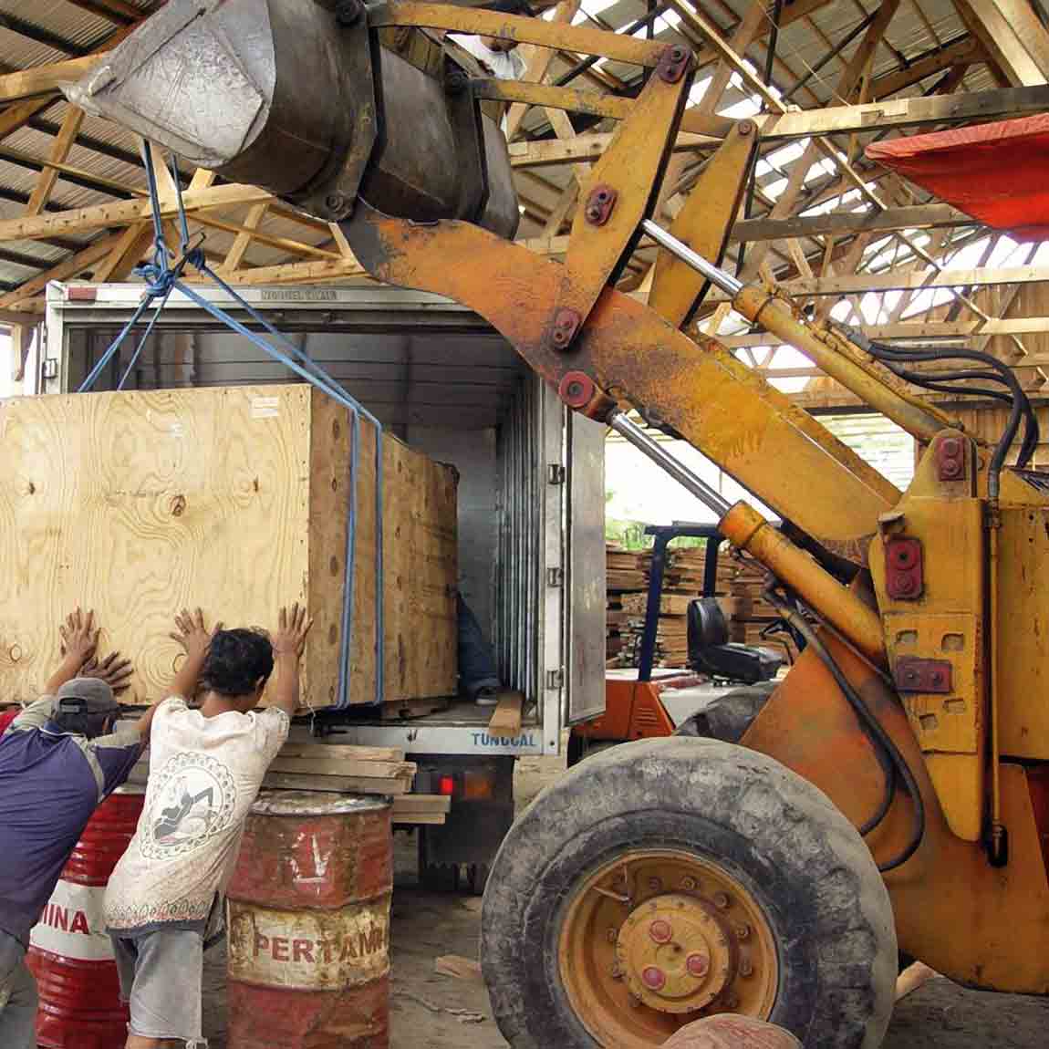 A mob met a construction crew at the Santo Joseph church.