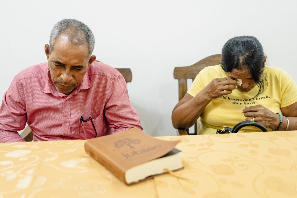 Rodrigo and Astrid are concerned about their grandchildren, who have been targeted by Colombia's violent Marxist guerrillas.