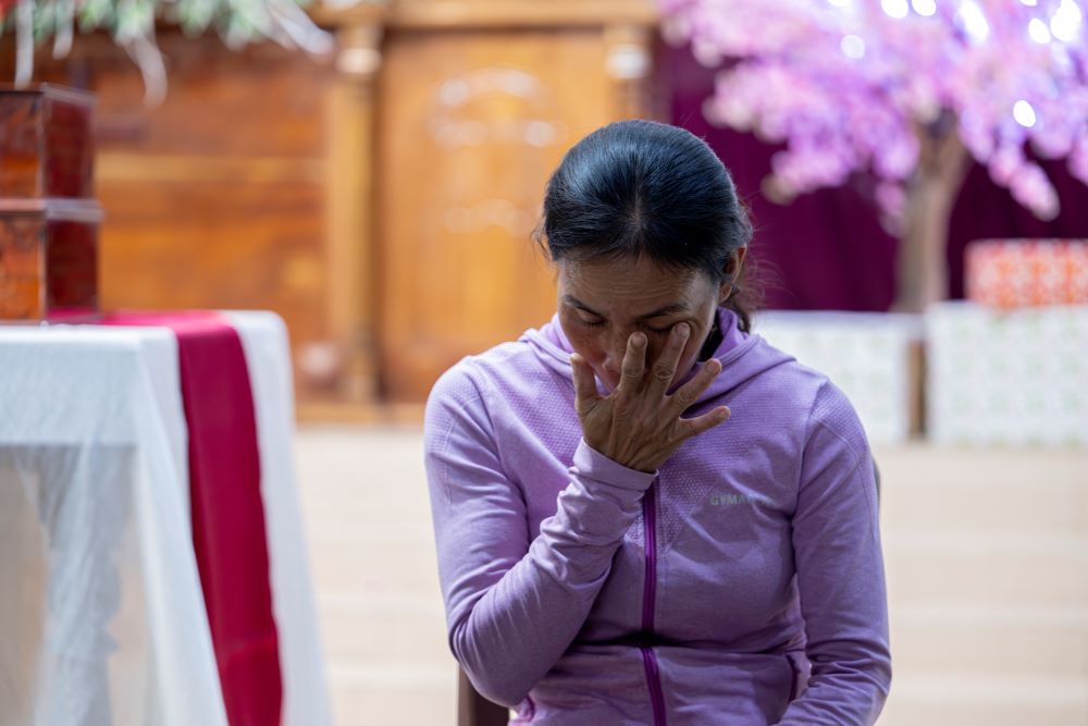 Xa was overcome with emotion while sharing about her husband's death.