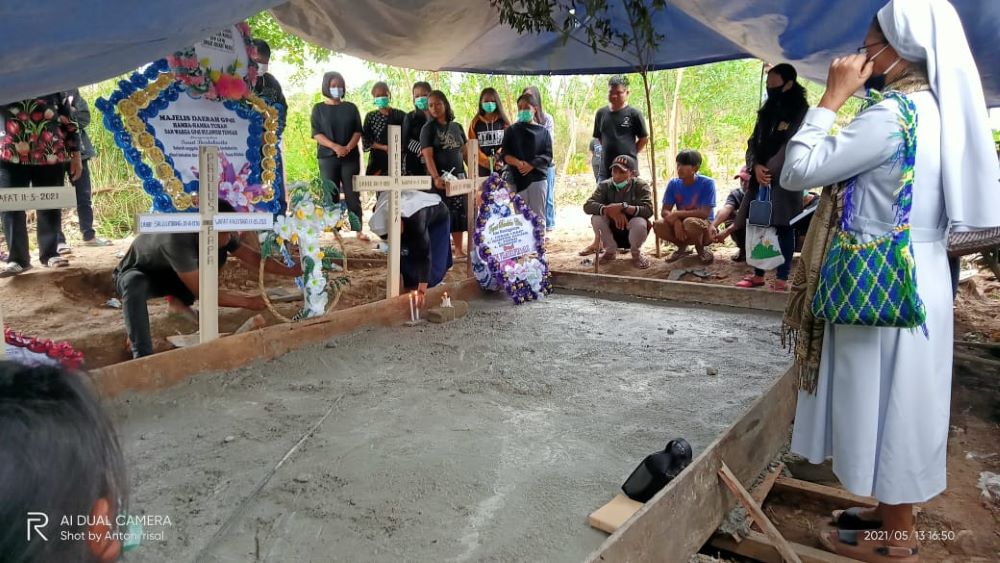 The cost of Christian burials in Indonesia have kept some interested Muslims from converting to Christianity. Muslims do not pay burial fees.