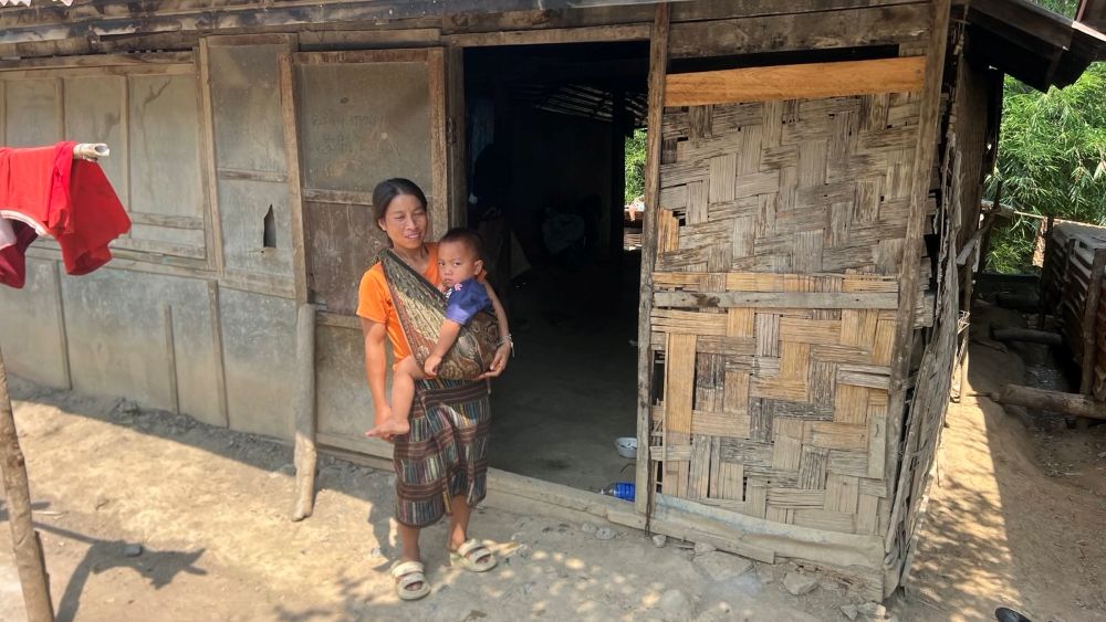 Lomg at home with her youngest child, In.