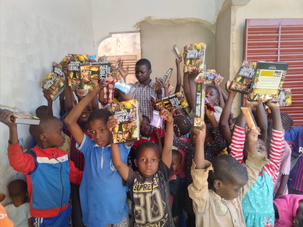 Malian children receiving Action Bibles.