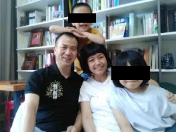 Elder Li Yingqiang, Zhang Xinyue, and their children are shown in a file photo. The children are now 14 and 11.