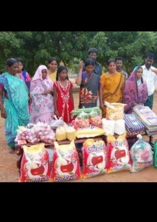 Persecuted families in India receive food from VOM.