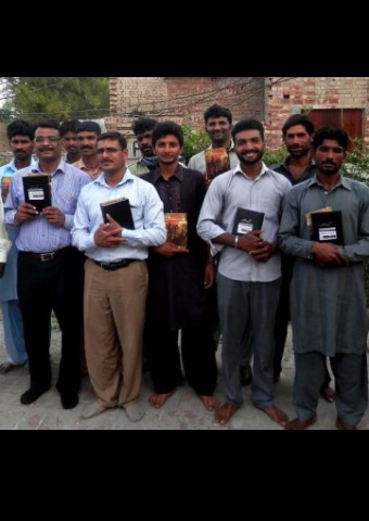 Christians in Pakistan recently recently received VOM-sponsored Bibles.