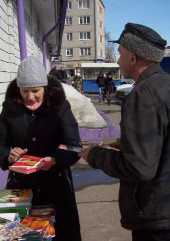 A group of Russian Christians has set up a book table to distribute Bibles and Christian literature free of charge, but they could now face fines for doing so.