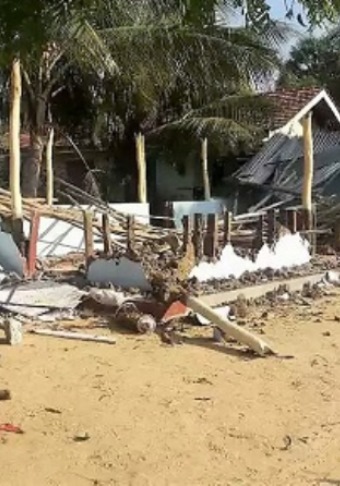 Church members begged the mob to stop destroying their church. (World Watch Monitor photo)