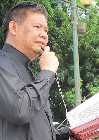 Pastor Ujang of Indonesia protests church closings